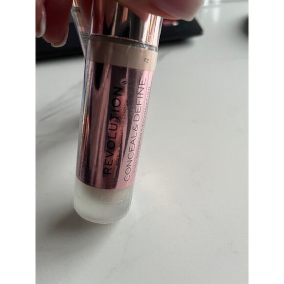 2x Revolution Conceal & Define Concealer F2 Light W/Neutral Undertones Sealed - Picture 4 of 7